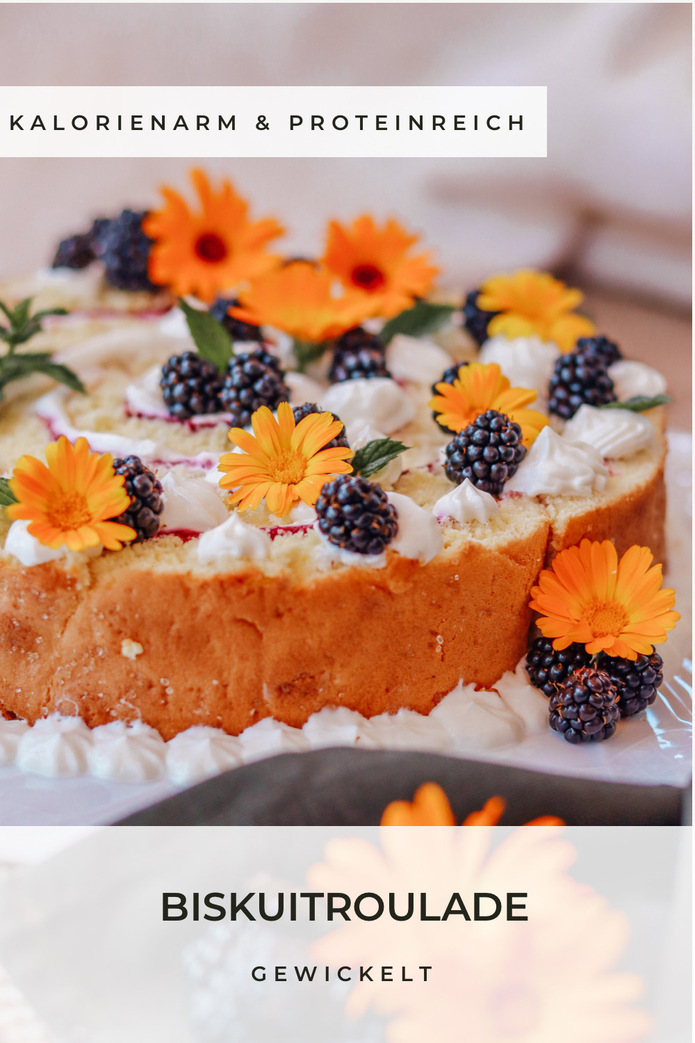 Wickeltorte aus Biskuitroulade und Brombeeren - carinaberry.com