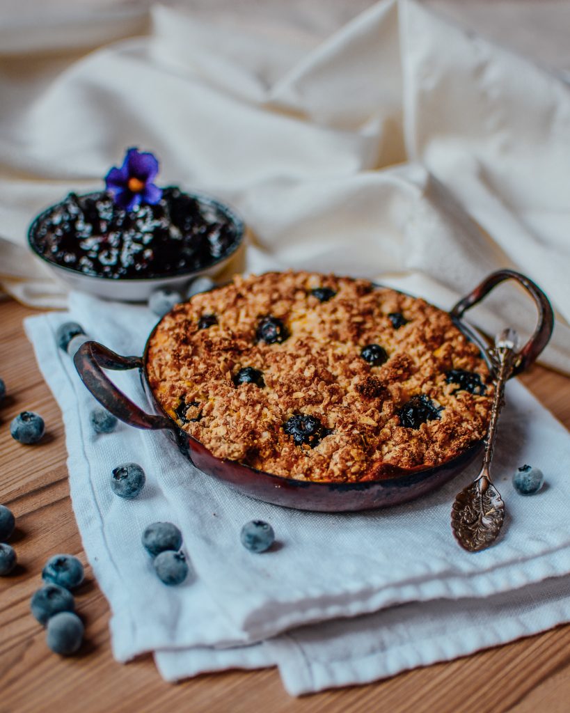 Healthy crumble with blueberries