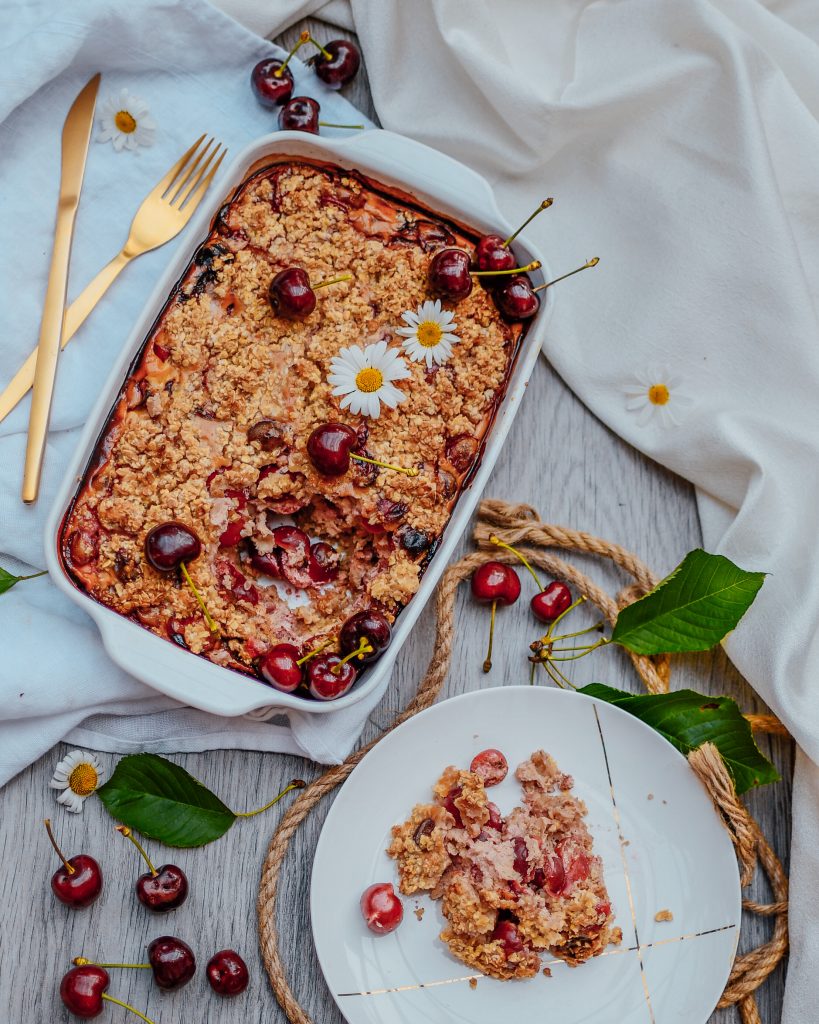 Healthy crumble with cherries