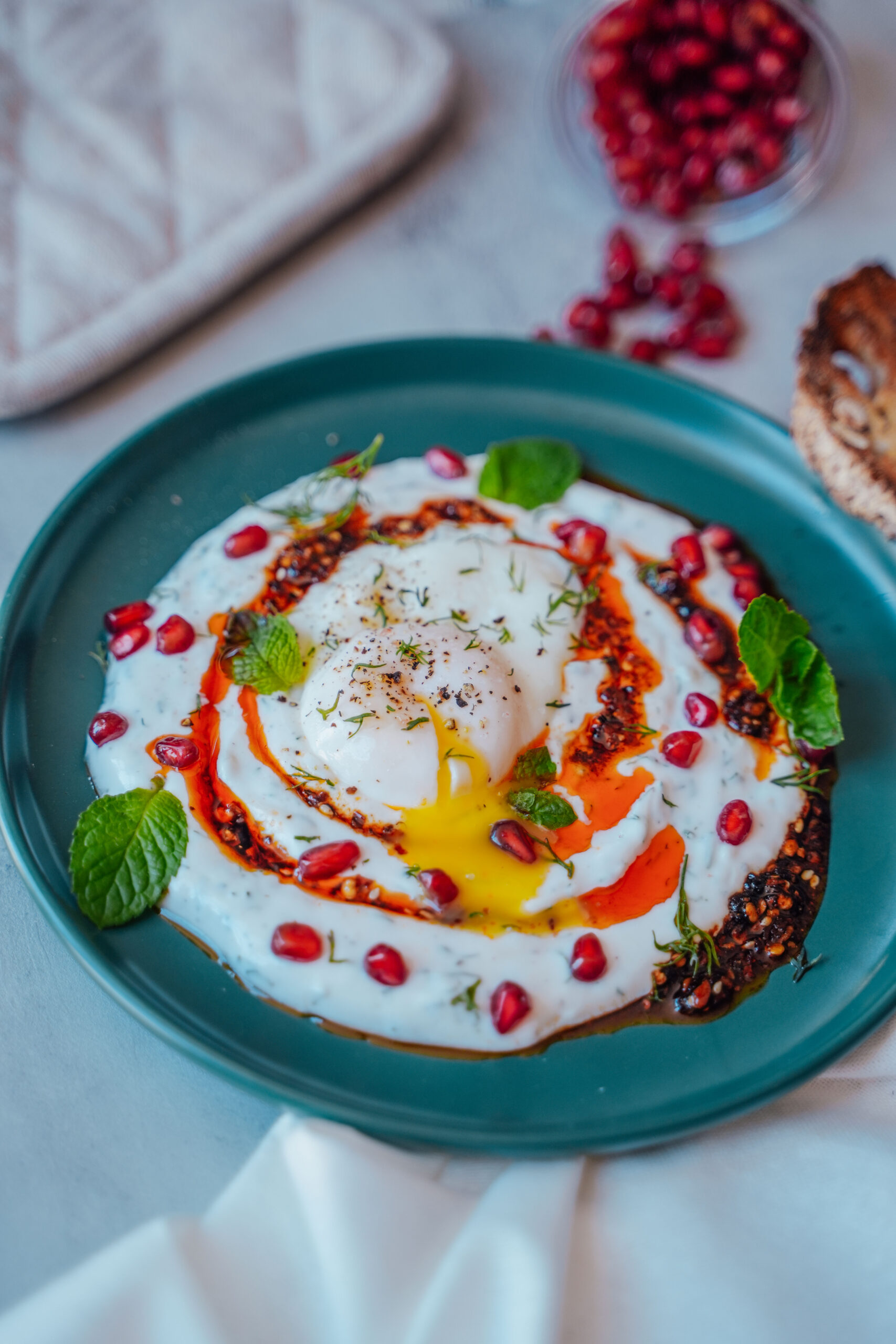 Mit Turk Turkish Eggs: Leichtes Frühstück mit pochierten Eiern und Joghurt ...
