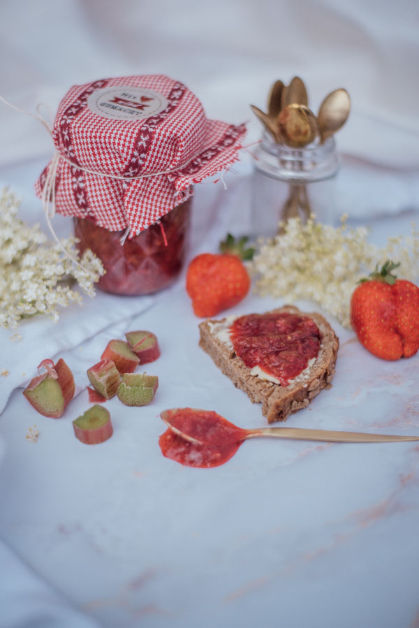 Erdbeer-Rhabarber Marmelade mit Hollunder und ohne Zucker