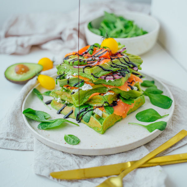 Spinat Waffeln pikant mit Lachs und Avocado - carinaberry.com
