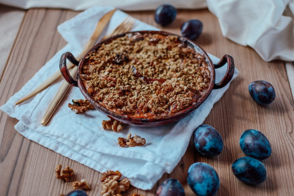 Healthy crumble with plums