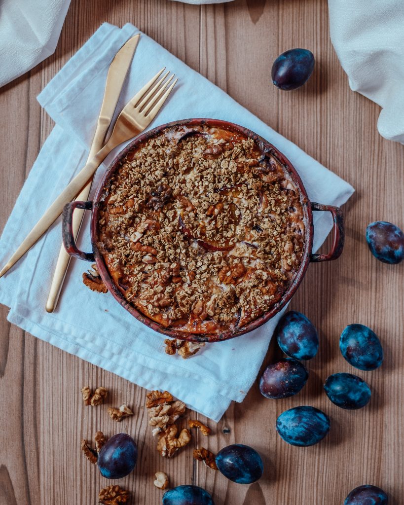 Healthy crumble with plums