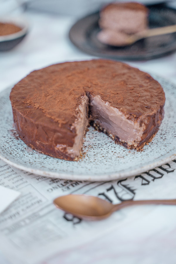 Vegan chocolate mousse cake – easy, sugar-free & no bake - carinaberry.com