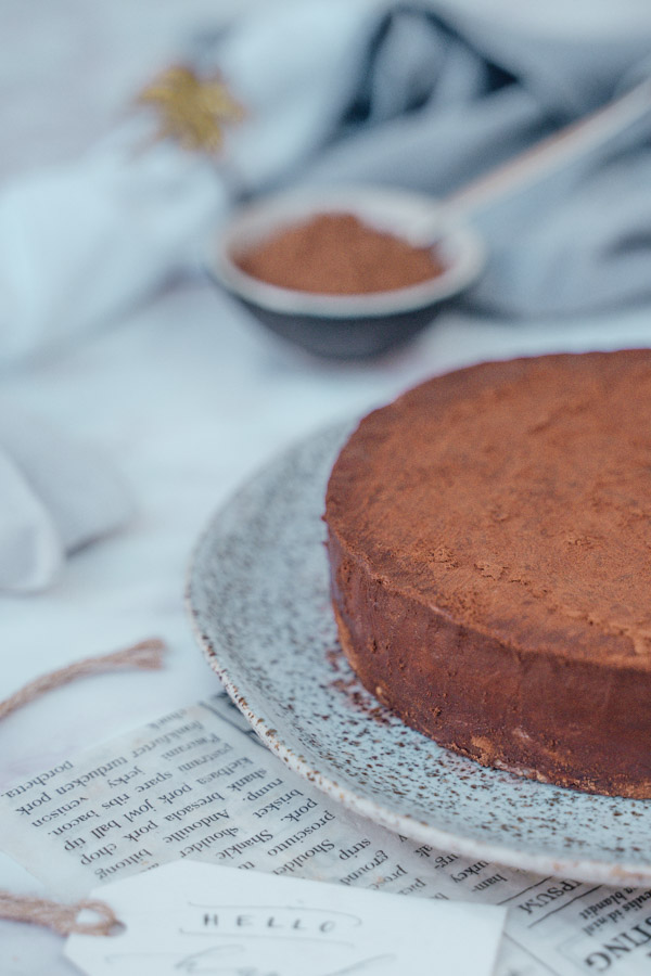 Vegan chocolate mousse cake – easy, sugar-free & no bake - carinaberry.com