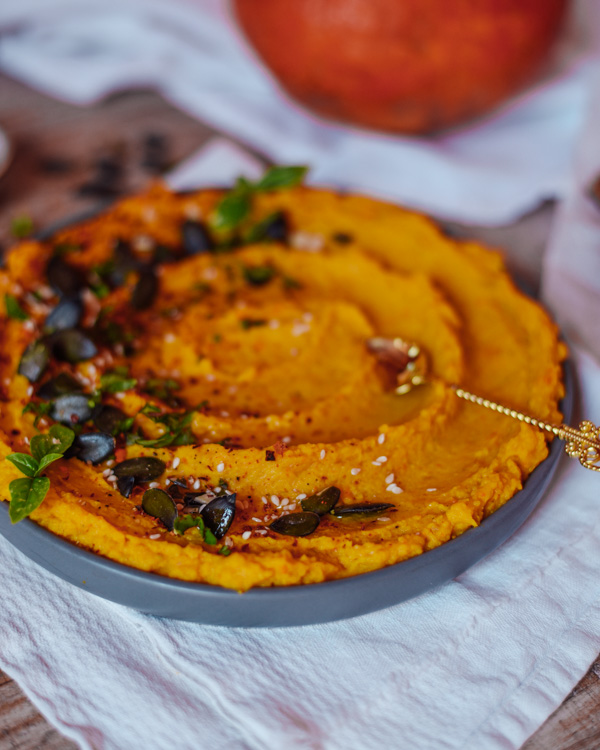 Pumpkin Hummus – easy and healthy recipe - carinaberry.com
